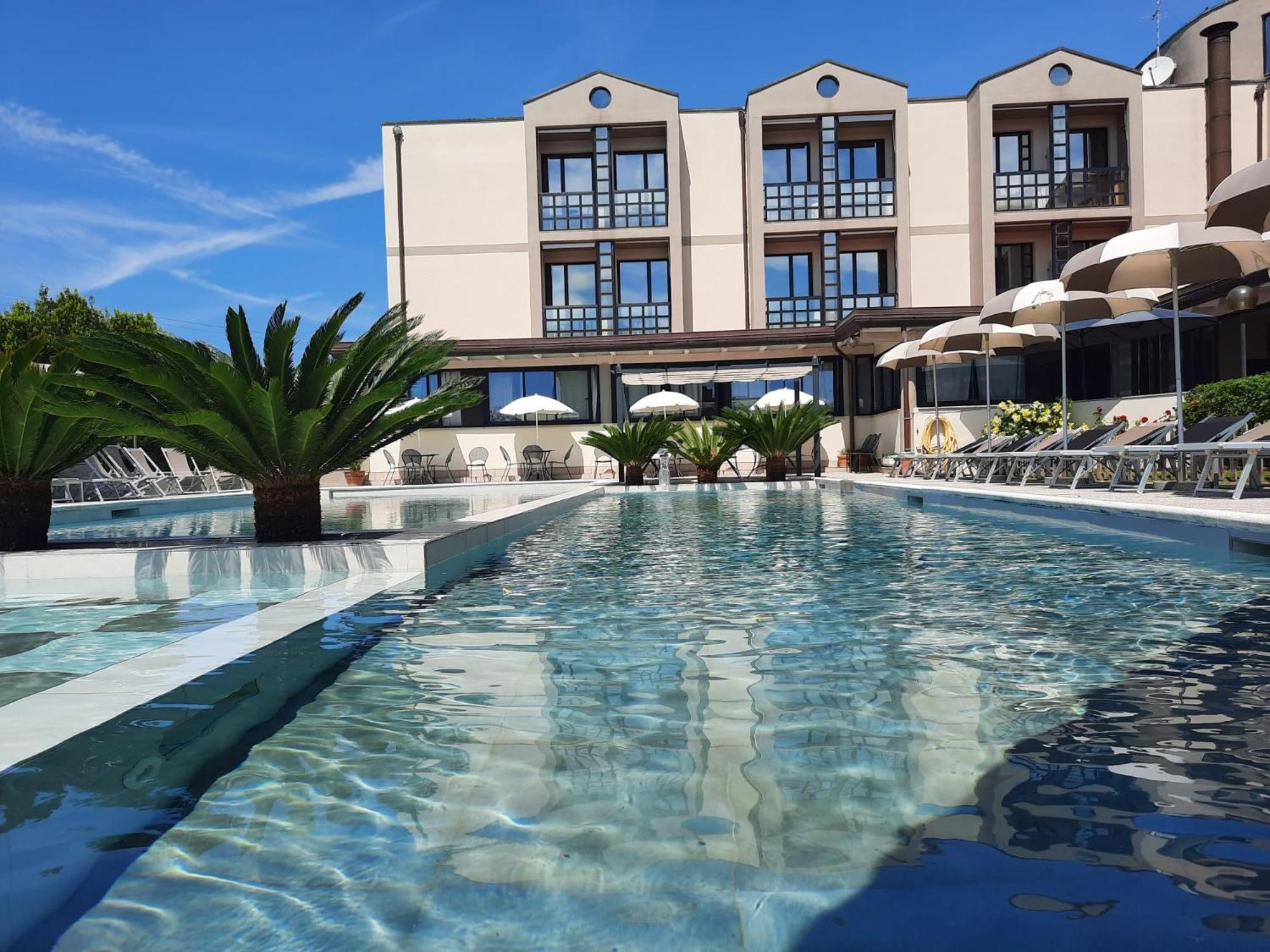 River Park Hotel أَميليا المظهر الخارجي الصورة